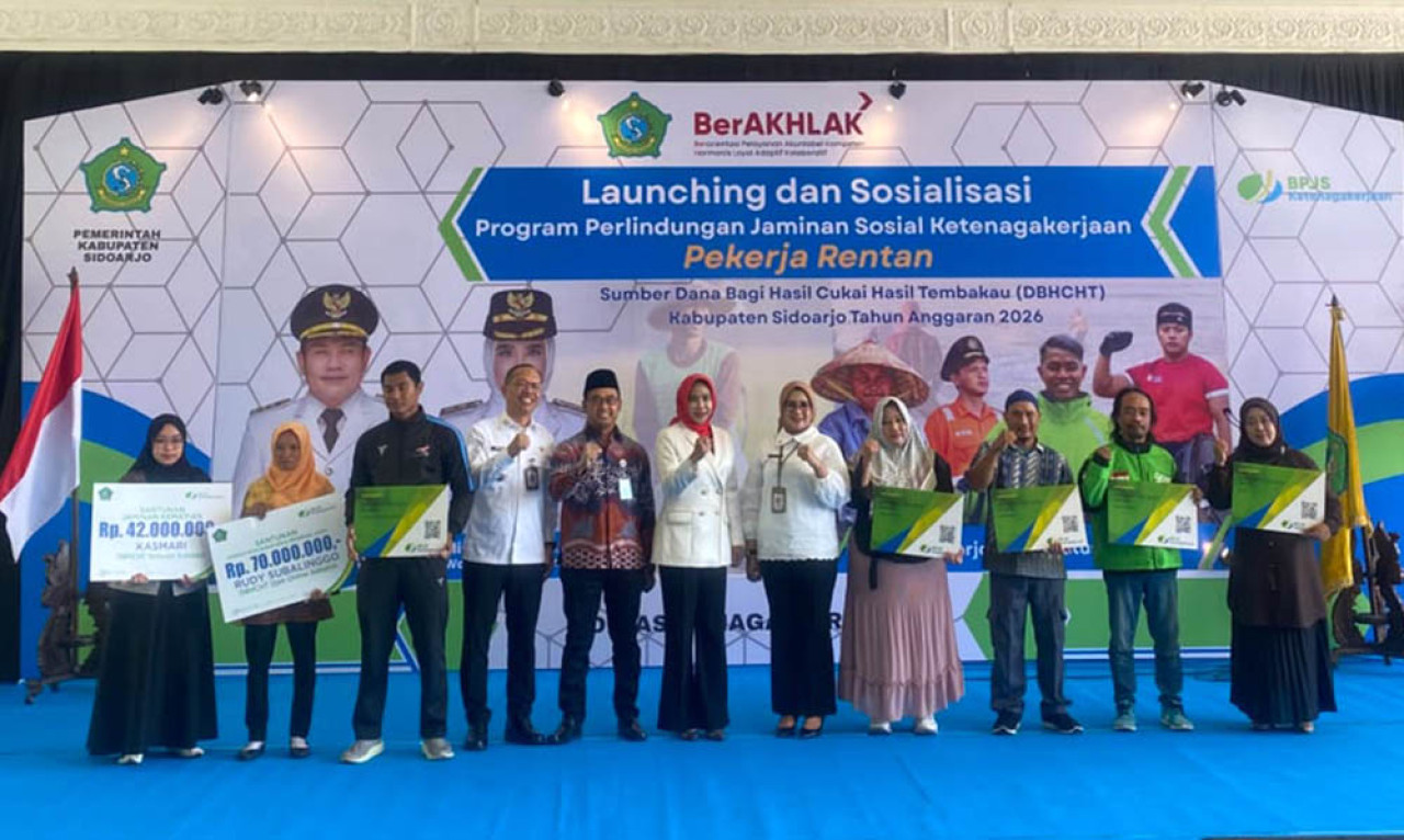 Penyerahan kartu kepesertaan dilakukan secara simbolis oleh Wakil Bupati Sidoarjo Mimik Idayana di Pendopo Delta Wibawa, Rabu (5/8/2026). (Foto: BPJamsostek for jatimnow.com)