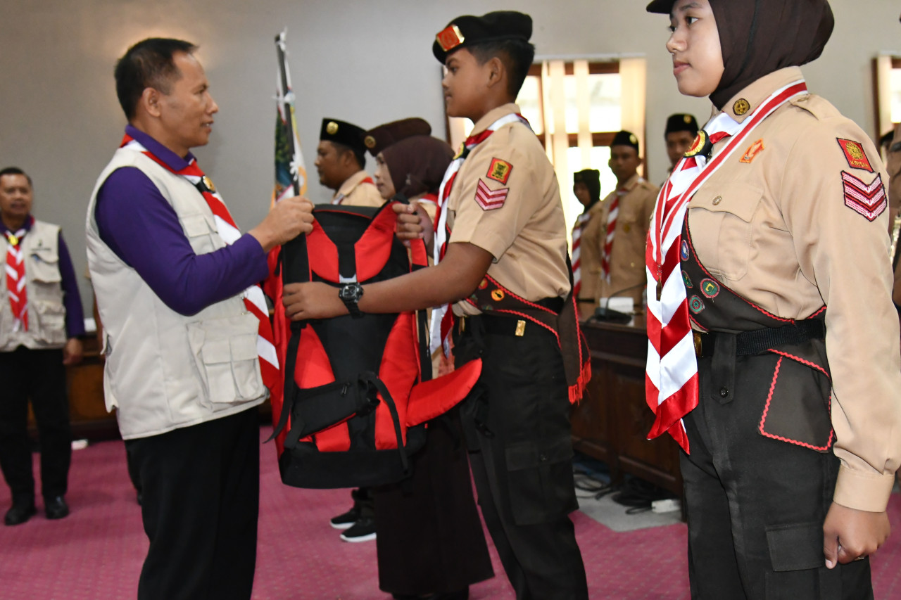 Plt Bupati Tulungagung Ahmad Baharudin saat melepas kontingen Jamnas. (Foto: Prokopim for jatimnow.com)