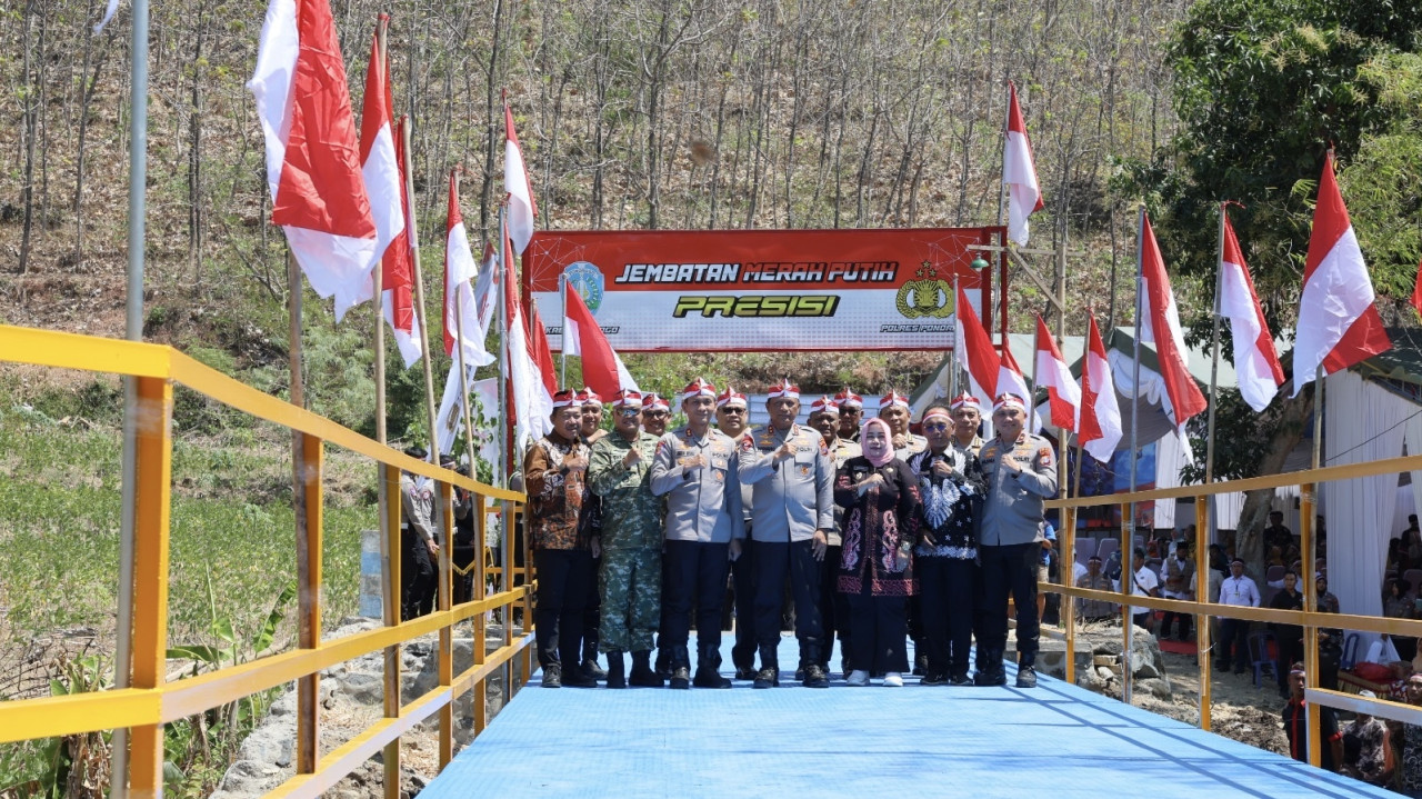 Kapolda Jatim Irjen Pol Nanang Avianto bersama Plt Bupati Ponorogo Lisdyarita, Ketua DPRD Ponorogo Dwi Agus Prayitno dan Kapolres Ponorogo AKBP Andin Wisnu Sudibyo saat peresmian Jembatan Merah Putih Presisi di Dusun Mingging, Ponorogo. (Foto: Prokopim Pe