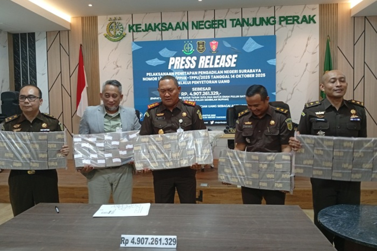 Kejaksaan Negeri Tanjung Perak menunjukkan aset rampasan dari kasus judi online untuk kas negara. (Foto: Sujianto/jatimnow.com)