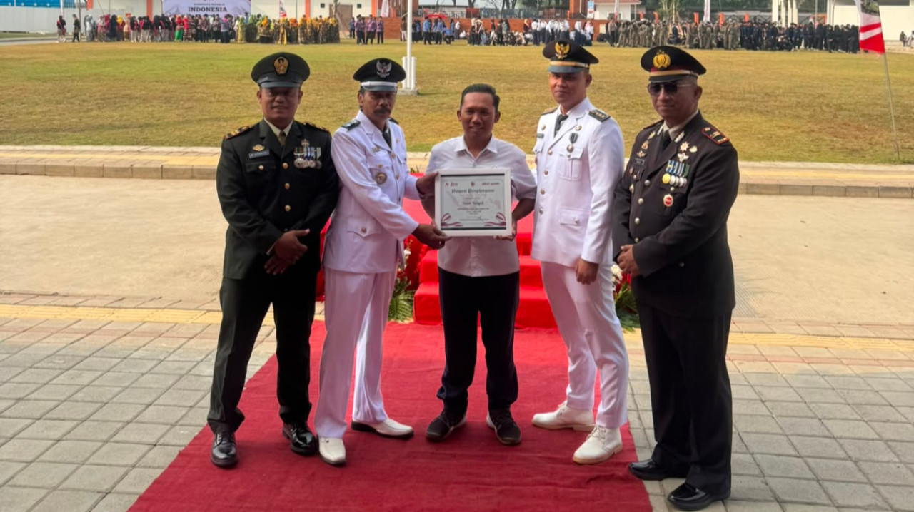 Imam Rosyidi saat menerima penghargaan. (Foto: Humas PMI Jember/jatimnow.com)