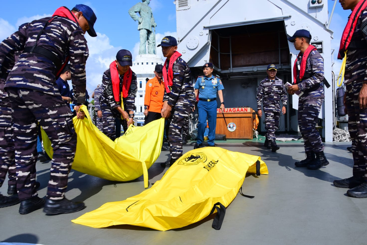 Dua jenazah korban kebakaran KMP Mutiara Sentosa 2 yang diangkut KRI Nala. (Foto: Koarmada II for jatimnow.com)