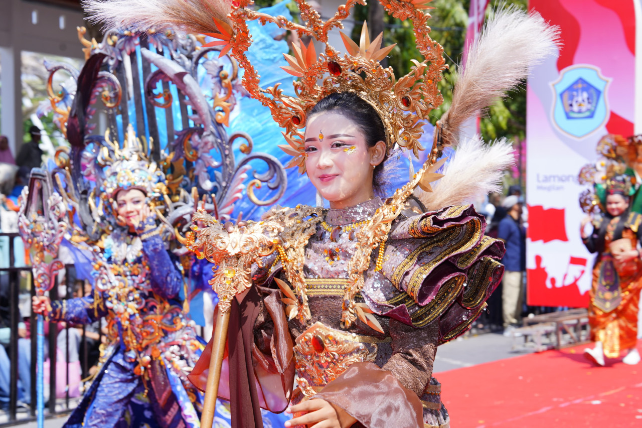 Peserta karnaval pelajar dari SMPN 2 Lamongan saat melempar senyum ke Bupati dan tamu kehormatan. (Foto : Adyad Ammy Iffansah/jatimnow.com)