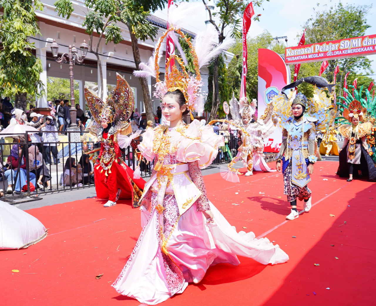 Karnaval pelajar tingkat SD/MI dan SMP/MTs dalam memperingati HUT Kemerdekaan ke-81 RI di Lamongan. (Foto : Adyad Ammy Iffansah/jatimnow.com)