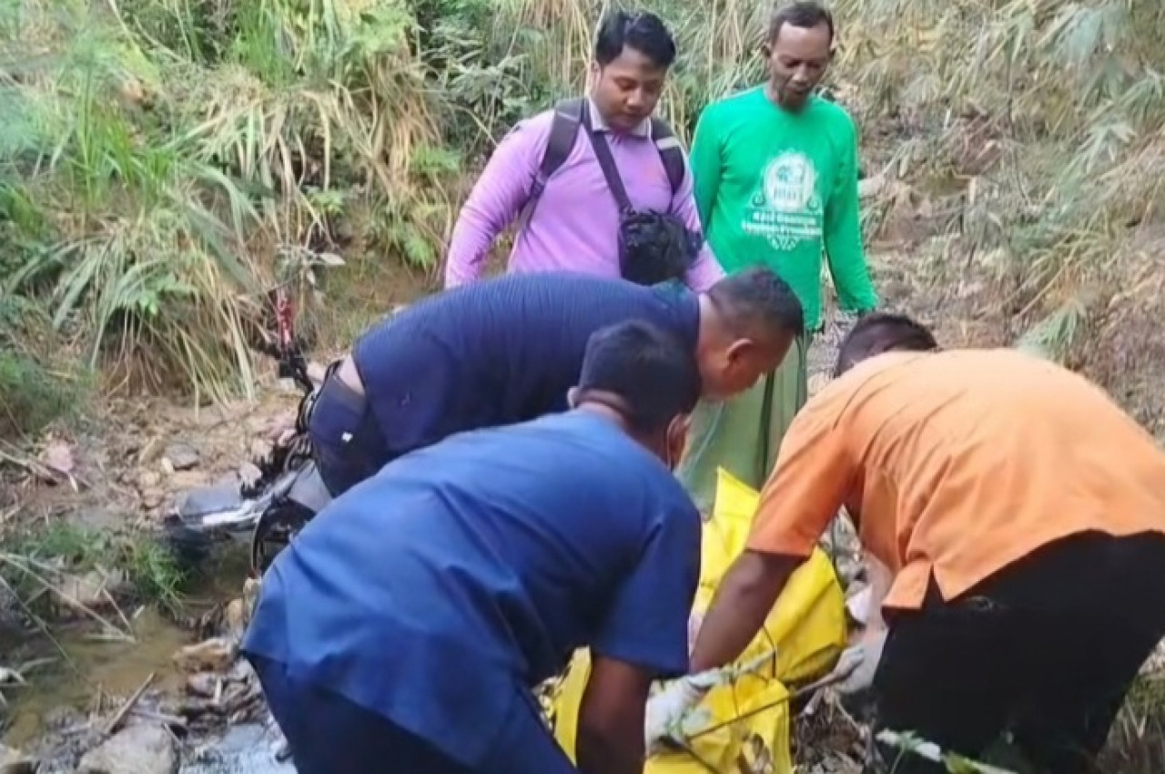 Proses evakuasi pemotor Lamongan yang terjun ke sungai. (Foto: Humas Polres Lamongan for jatimnow.com)