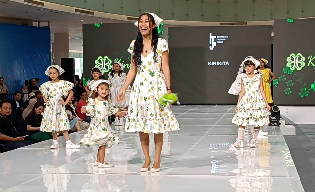 Kini Kita meluncurkan koleksi kidswear bernuansa 1960-an dengan motif clover dan warna natural di Soerabaia Fashion Trend 2026. (Foto: Ali/jatimnow.com)