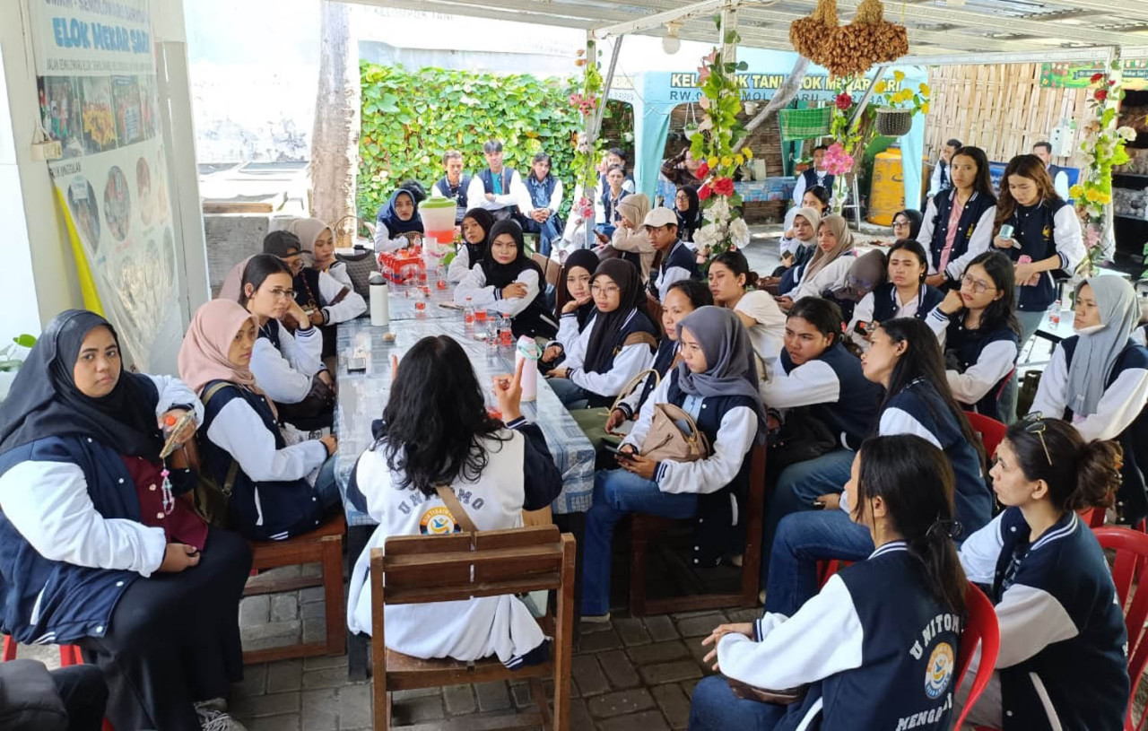 Sebanyak 75 mahasiswa Unitomo menjalankan KKN Berdampak di Semolowaru Surabaya dengan program pendidikan, kesehatan, lingkungan hingga UMKM. (Foto: Humas Unitomo for jatimnow.com)