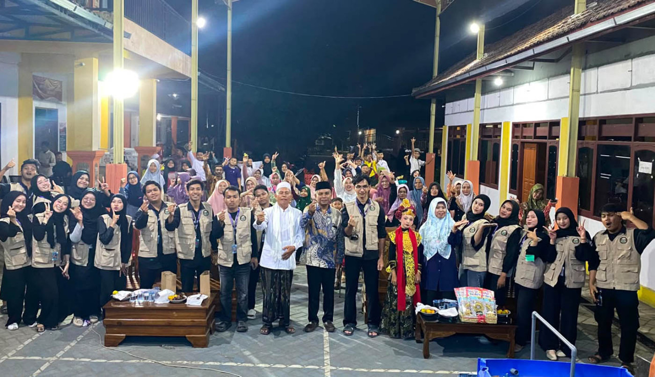 Penutupan KKN UMSURA digelar di Balai Desa Dungus, Senin (3/8/2026) malam. (Foto: Tim KKN for jatimnow.com)