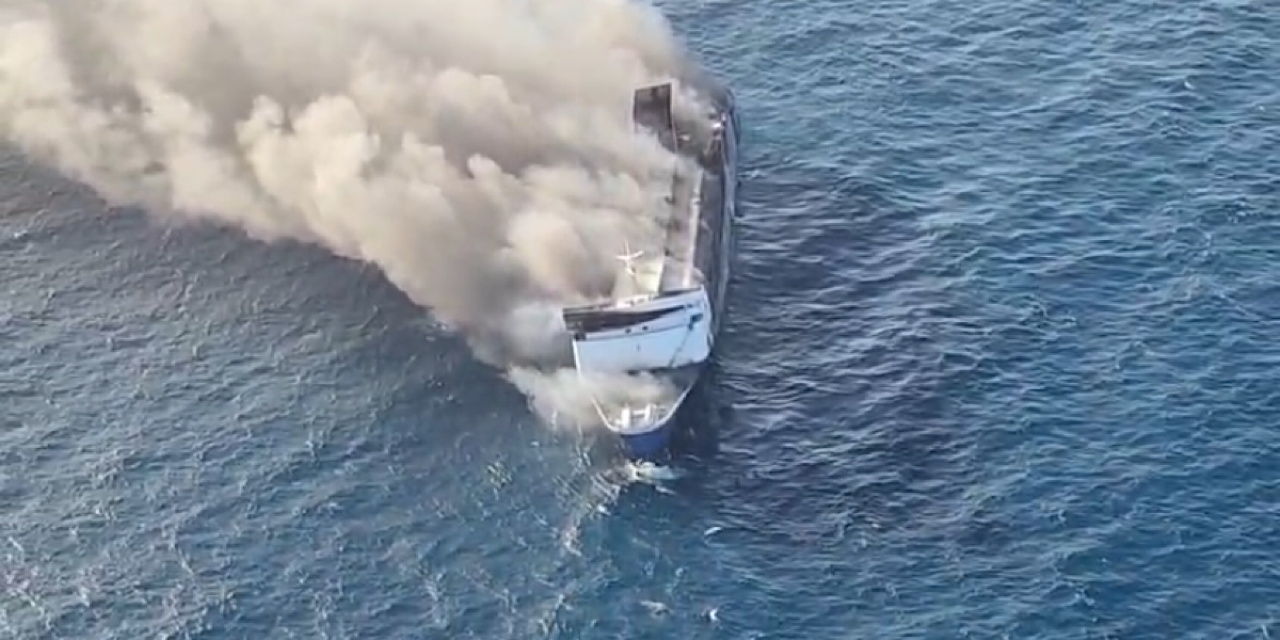 Asap tebal masih terlihat membumbung dari bangkai KMP Mutiara Sentosa 2 yang terbakar di perairan utara Sumenep Madura. (Foto: Ali for jatimnow.com)