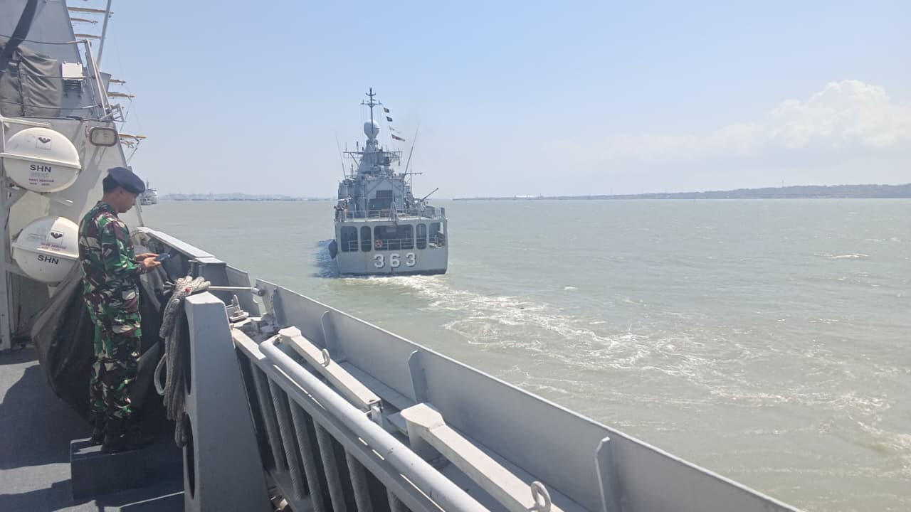 KRI Nala-363 yang diperbantukan untuk proses penyelamatan KMP Mutiara Santosa 2. (Foto: Koarmada 2 for jatimnow.com)