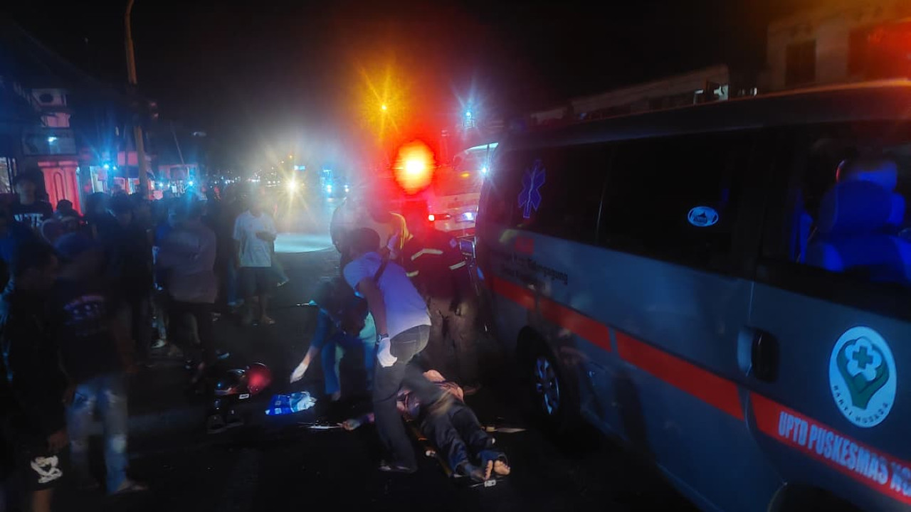 Petugas mengevakuasi korban kecelakaan di Tulungagung. (Foto: Polres Tulungagung for jatimnow.com)