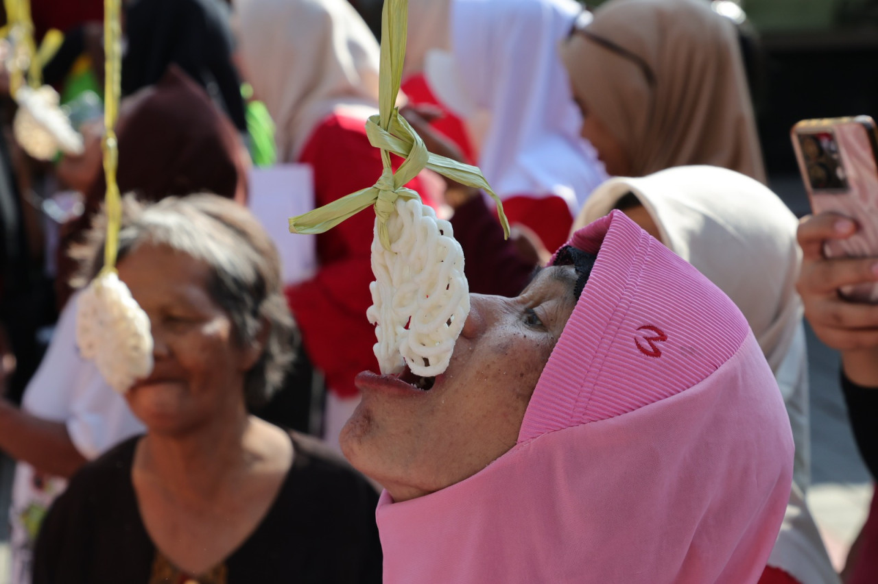 Perjuangan lansia dalam lomba makan krupuk (foto-foto: Kominfo Surabaya for jatimnow.com)