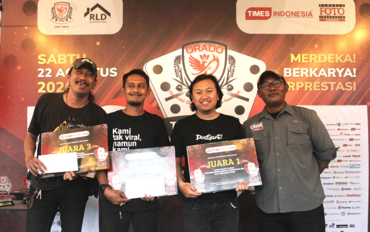 Ketua PFI Surabaya Suryanto (kanan) menyerahkan hadiah Lomba Foto On The Spot Turnamen Domino Jurnalis Kemerdekaan 2026. (Foto: PFI for jatimnow.com)