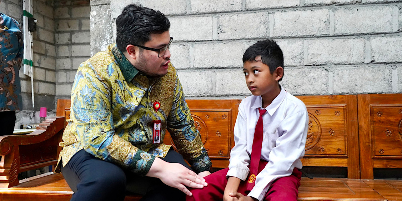 Mas Dhito berbincang dengan Marfel di rumahnya yang sederhana di Ngancar. (Foto: Pemkab Kediri/jatimnow.com)
