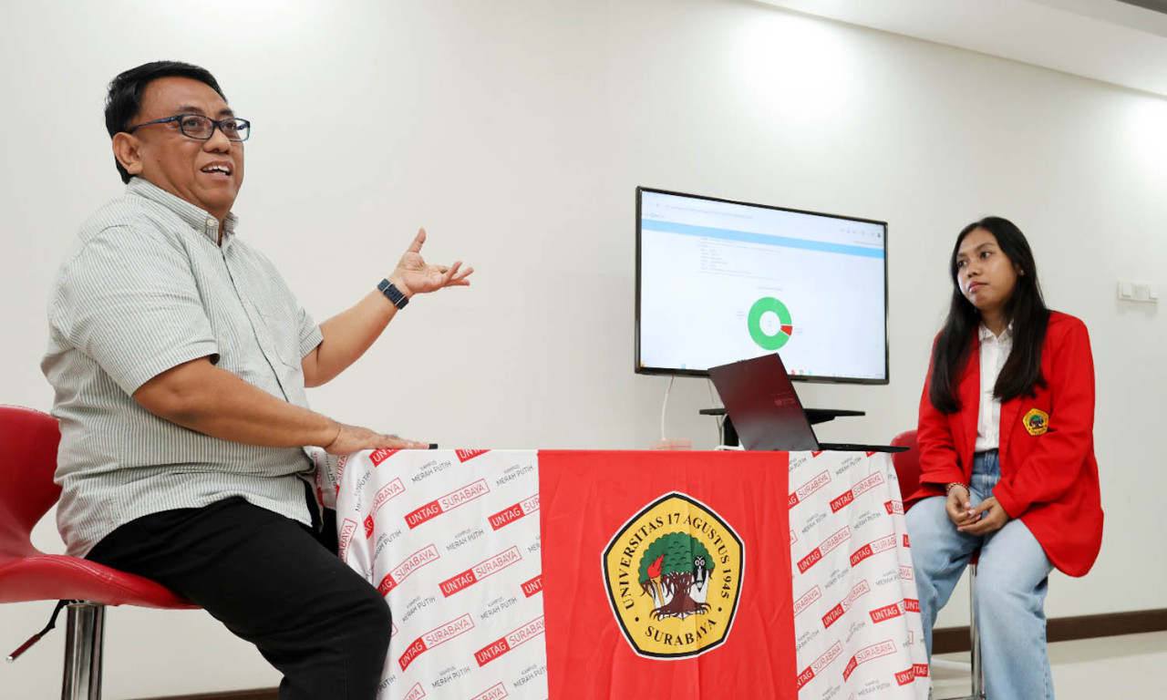 Maria Goreti Dhiki, mendapat bimbingan dari Wakil Rektor II Untag Surabaya, Supangat. (Foto: Humas Untag Surabaya for jatimnow.com)