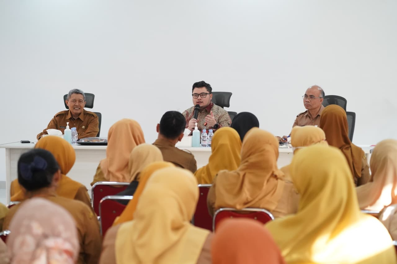 Mas Dhito saat memberikan arahan di Ruang Joyoboyo Kantor Pemkab Kediri. (Foto: Pemkab Kediri/jatimnow.com)