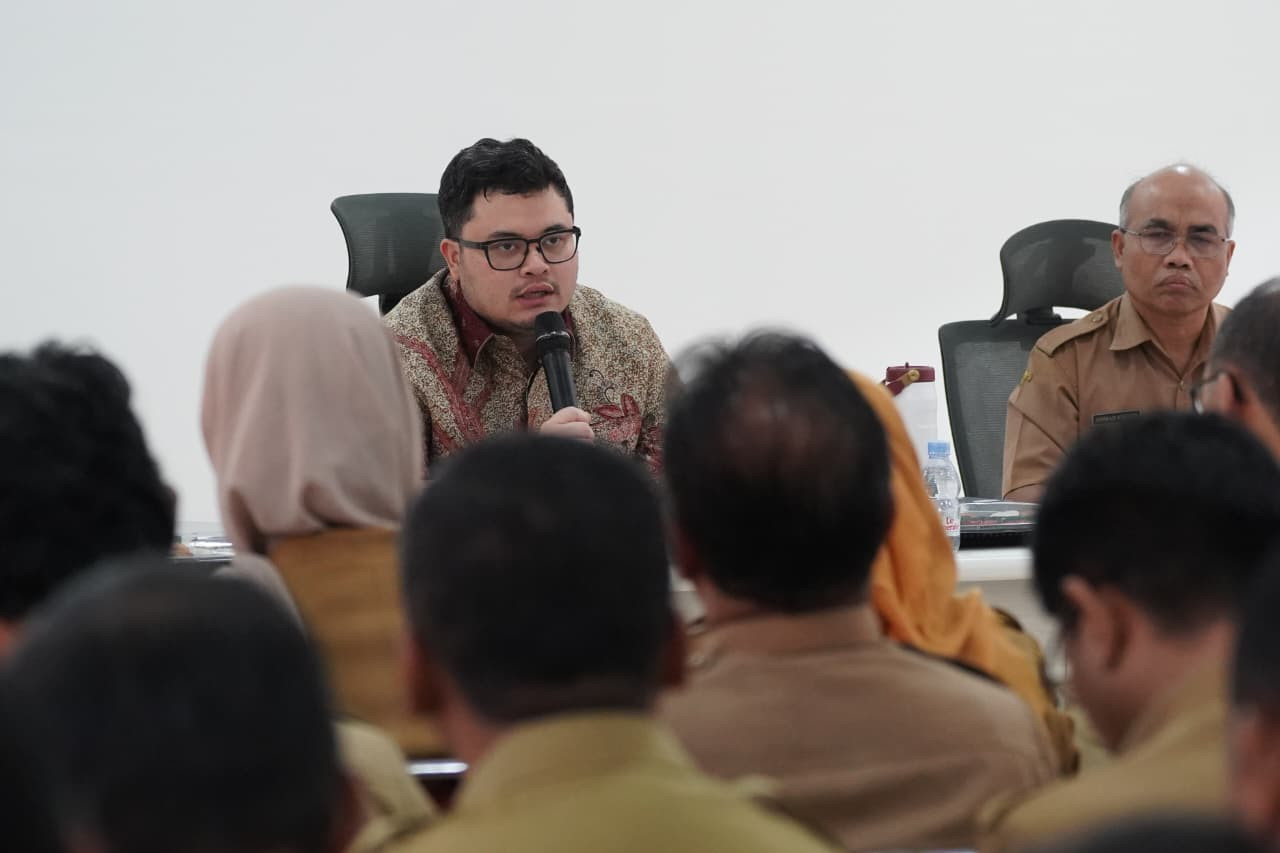 Mas Dhito dalam pertemuan dengan Camat dan Kepala Puskesmas se-Kabupaten Kediri. (Foto: Pemkab Kediri/jatimnow.com)