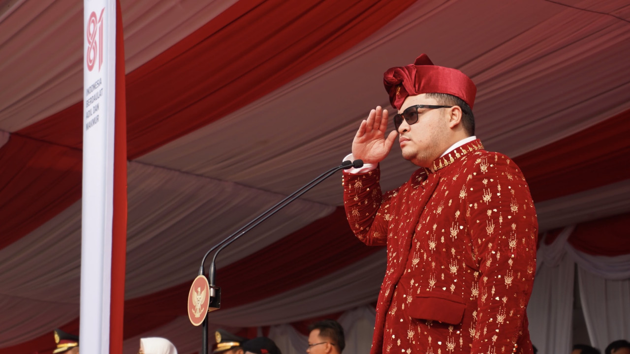Bupati Kediri Hanindhito Himawan Pramana menjadi inspektur upacara bendera memperingati HUT ke-81 Kemerdekaan Republik Indonesia di Stadion Canda Bhirawa. (Foto: Pemkab Kediri/jatimnow.com)