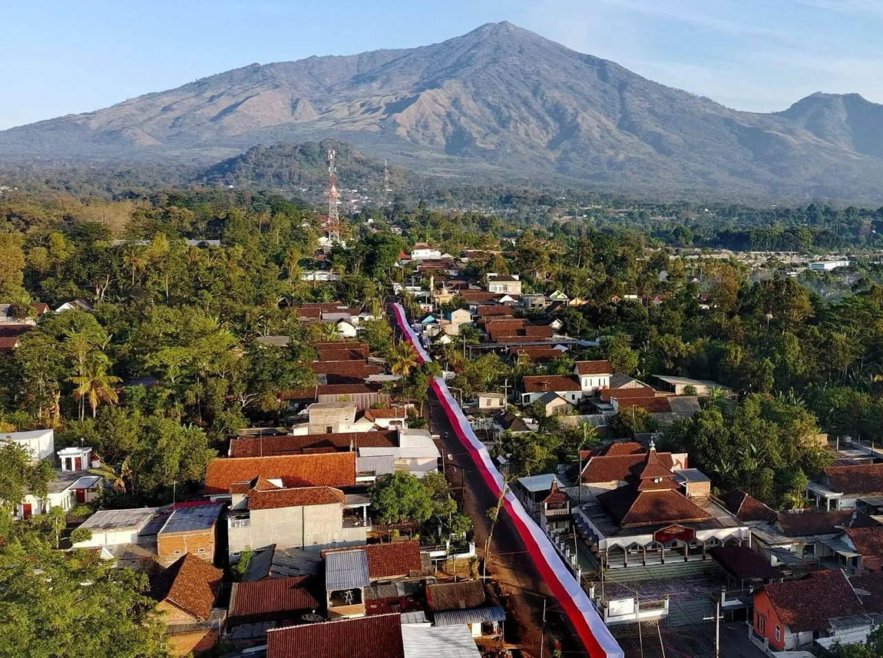 Merah putih raksasa terpasang di kaki Gunung Arjuno (Foto: Karang Taruna Dusun Krajan Tengah/jatimnow.com)
