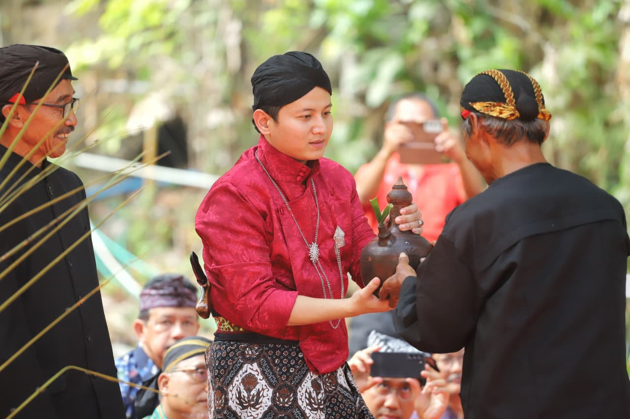 Bupati Trenggalek, M Nur Arifin saat mengikuti tradisi metri bumi. (Foto: Prokopim for jatimnow.com)