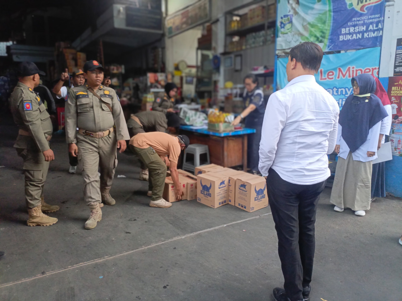 Sekda Kota Probolinggo Budiono Wirawan ( kemeja putih) saat menggelar Razia toko miras. (Foto: Ide Farid/jatimnow.com)