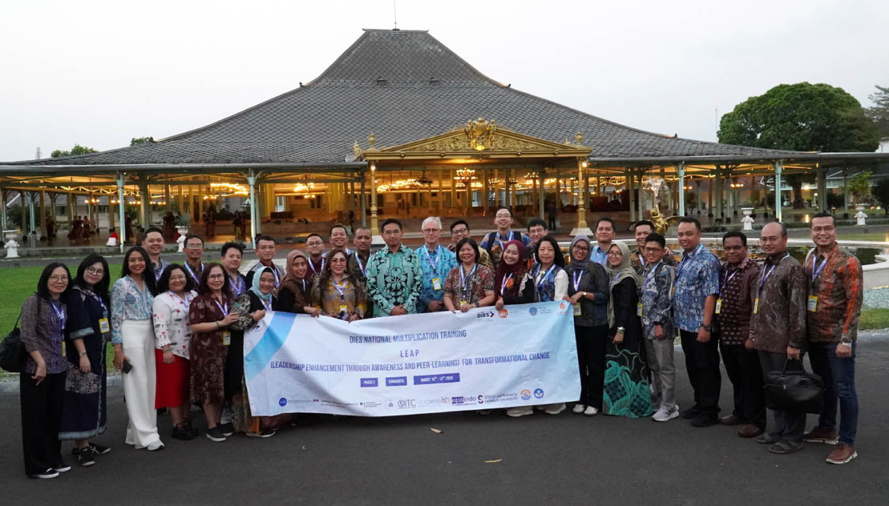 Perwakilan pimpinan dari 25 perguruan tinggi di Indonesia mengikuti NMT LEAP 2026 Phase 2 dihadiri oleh Kanjeng Gusti Pangeran Adipati Arya (KGPAA) Mangkunegara X (tengah kiri menggunakan batik Tosca). (Foto/Humas Ubaya)