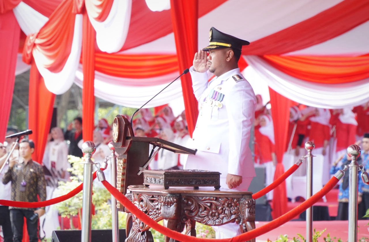 Bupati Gresik Fandi Akhmad Yani saat menjadi inspektur upacara Hari Ulang Tahun (HUT) ke-81 Kemerdekaan Republik Indonesia. (Foto: Diskominfo Gresik for jatimnow.com)