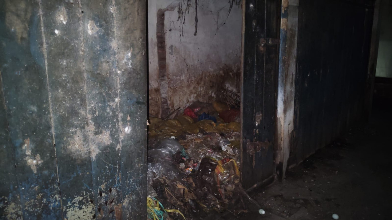 Terdapat beberapa sudut bangunan Pasar Tanjung yang seolah tidak pernah tersentuh oleh kinerja Pemerintah Kabupaten (Pemkab) Jember. (Foto: Mochammad Faizin for jatimnow.com)