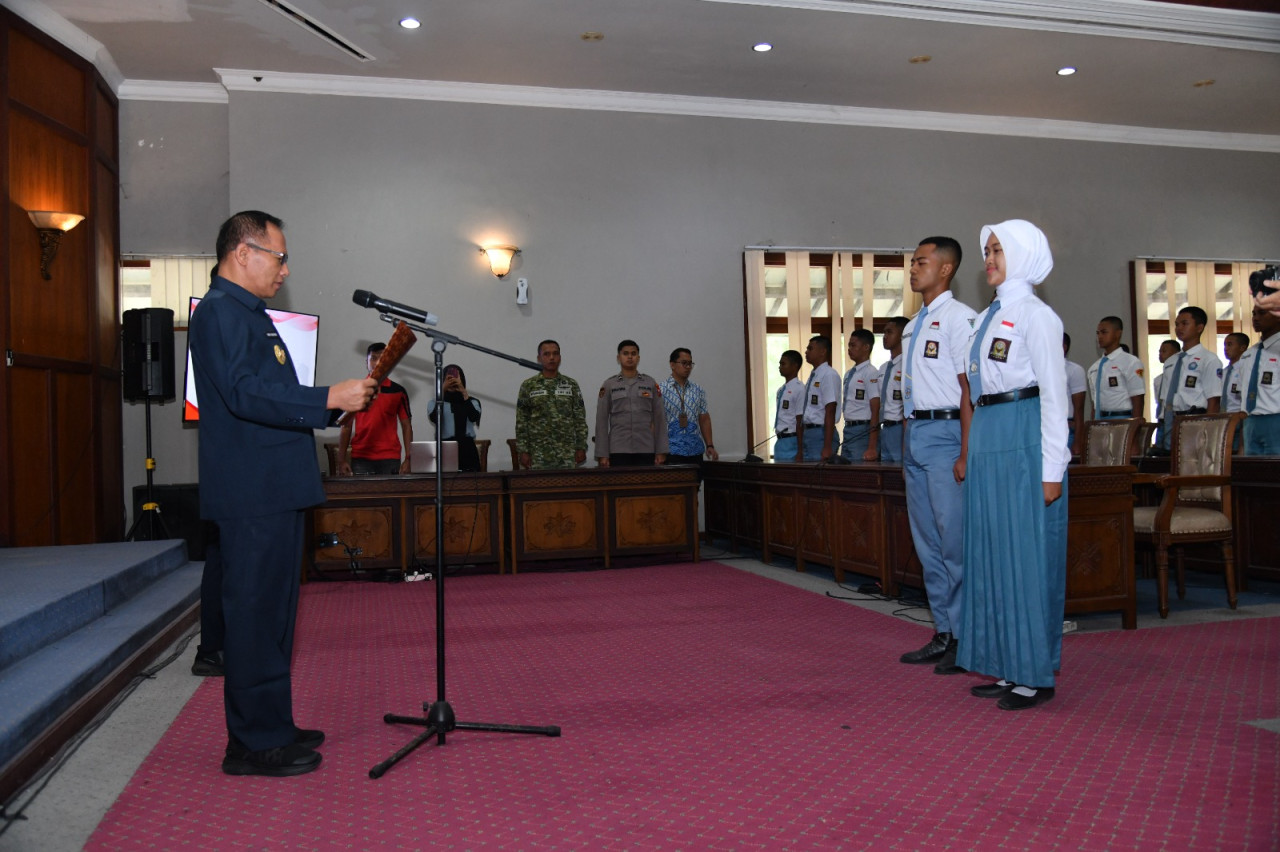 Plt Bupati Tulungagung, Ahmad Baharudin saat melakukan prosesi tanting anggota Paskibraka. (Foto: Prokopim for jatimnow.com)