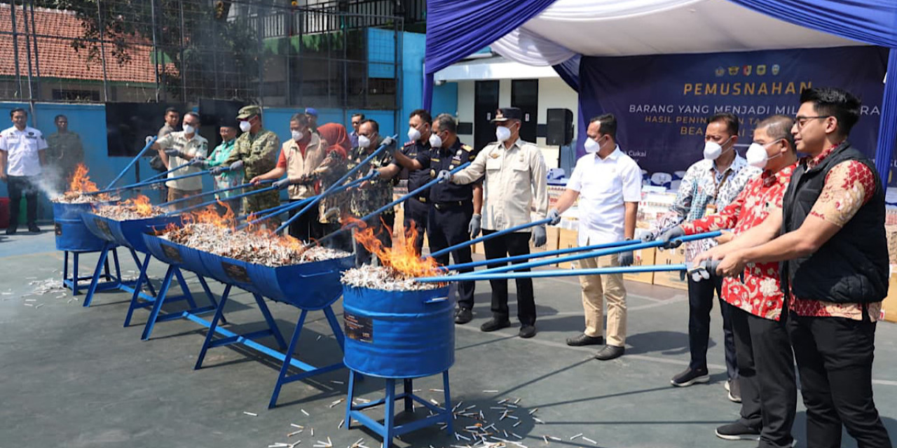 Sinergi Pemkab Jember musnahkan rokok ilegal. (Foto: Diskominfo Jember/jatimnow.com)