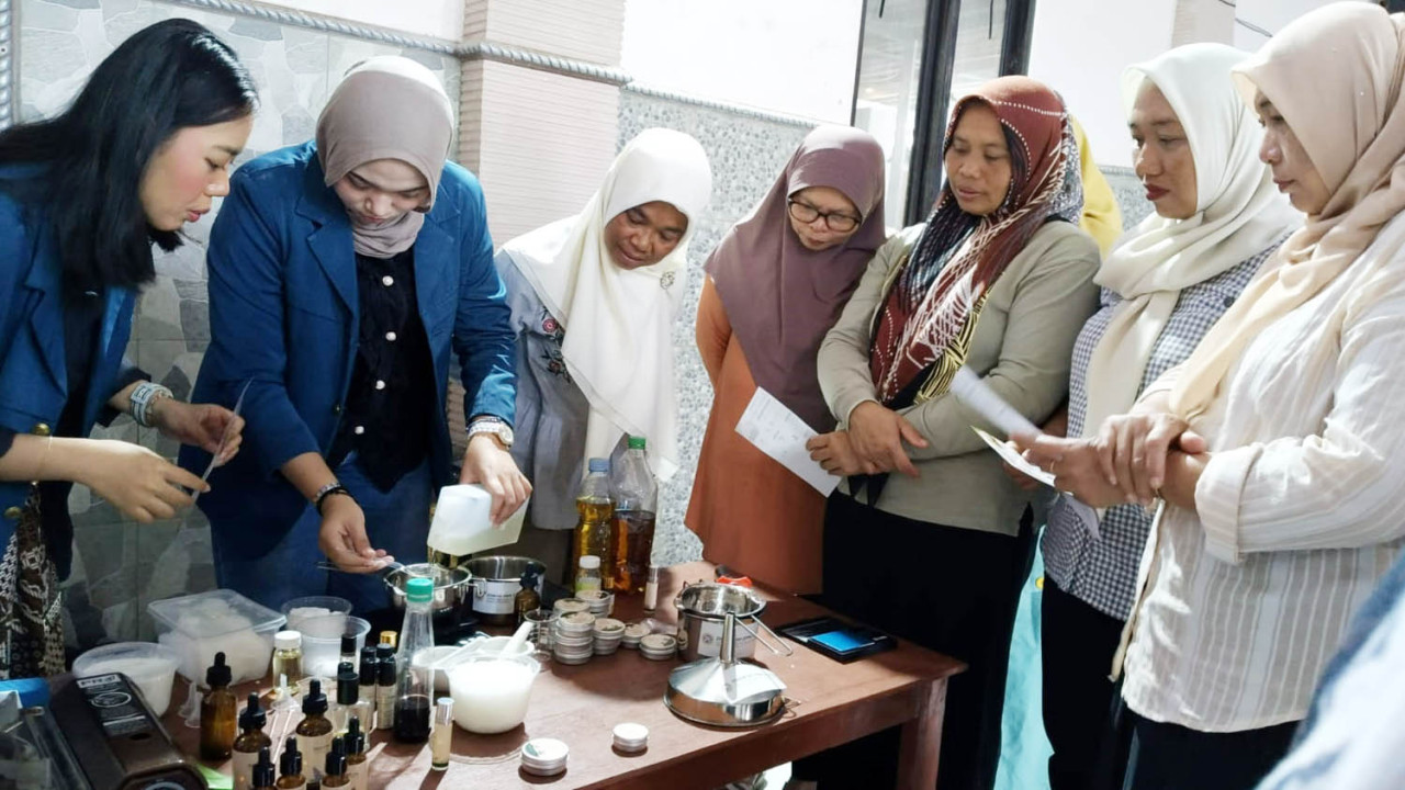 Tim akademisi UNAIR mendampingi petani Desa Siki, Trenggalek mengolah minyak nilam menjadi produk aromaterapi bernilai jual tinggi. (Foto: Tim Pengabdian Masyarakat for jatimnow.com)