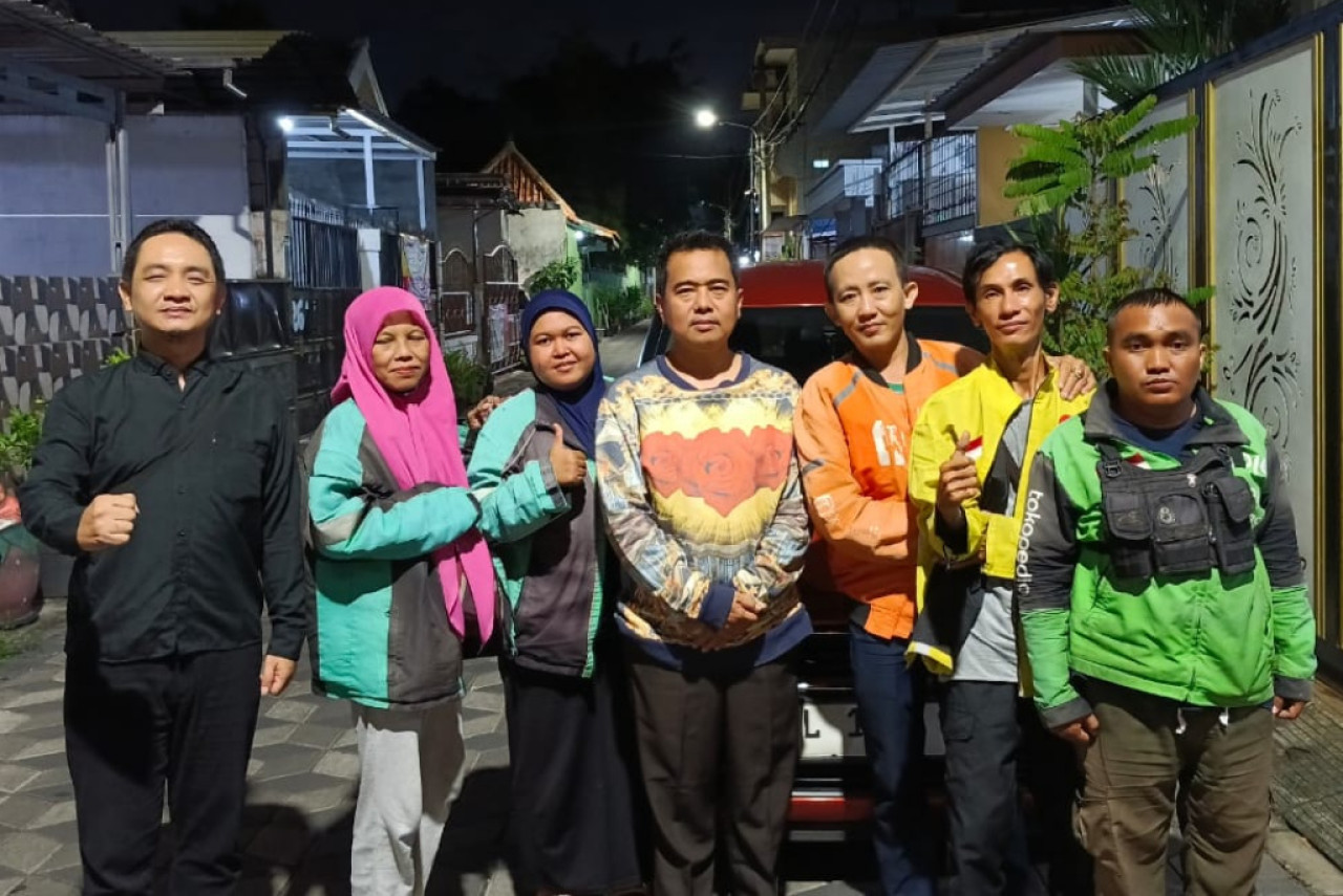 Aktivis transportasi online Surabaya mengenang almarhum pengacara Sholeh sebagai sosok pejuang hukum. (Foto: Daniel Rorong for jatimnow.com)