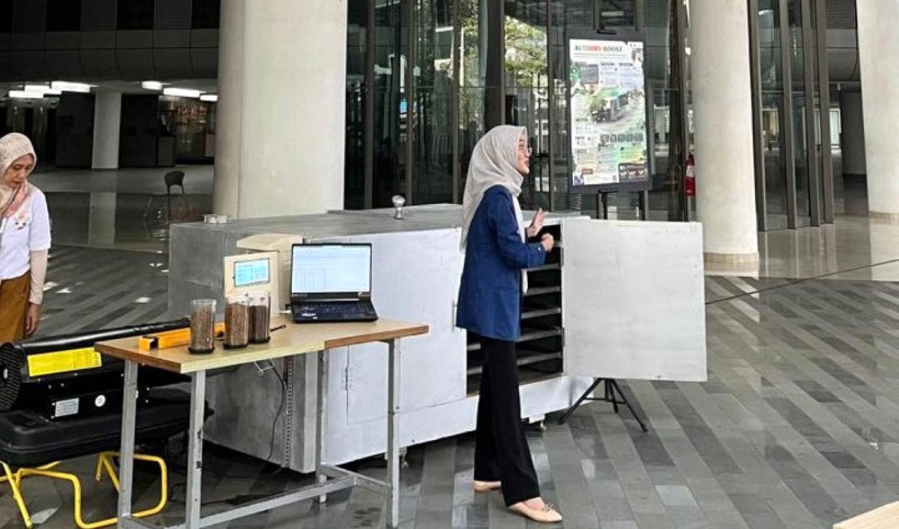Ishmatu Aulia Rizky Kirana saat mempresentasikan AutoDry Boost di hadapan panelis dalam ajang Pilmapres Nasional 2026. (Foto: Humas ITS for jatimnow.com)