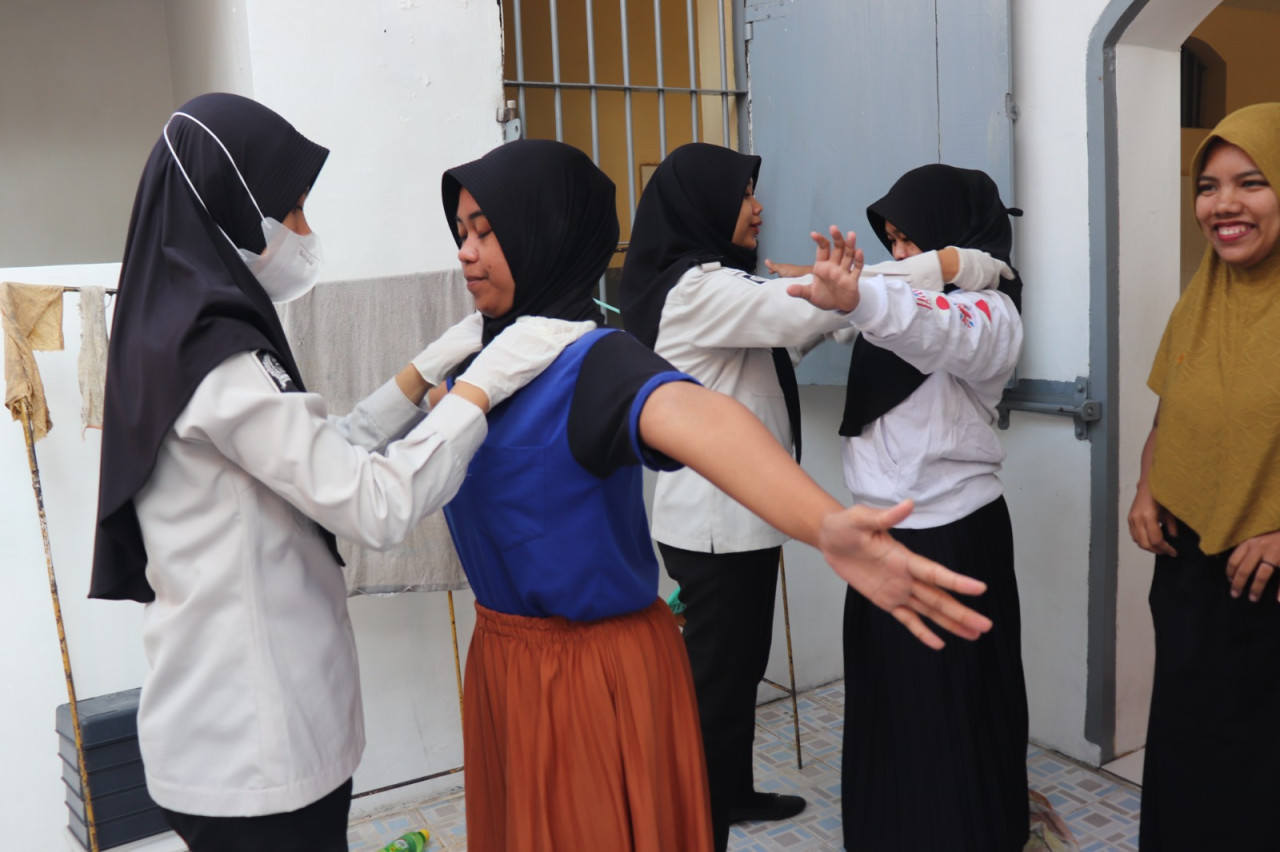 Petugas menggeledah warga binaan Rutan Kraksaan. (Foto: Ide Farid/jatimnow.com)