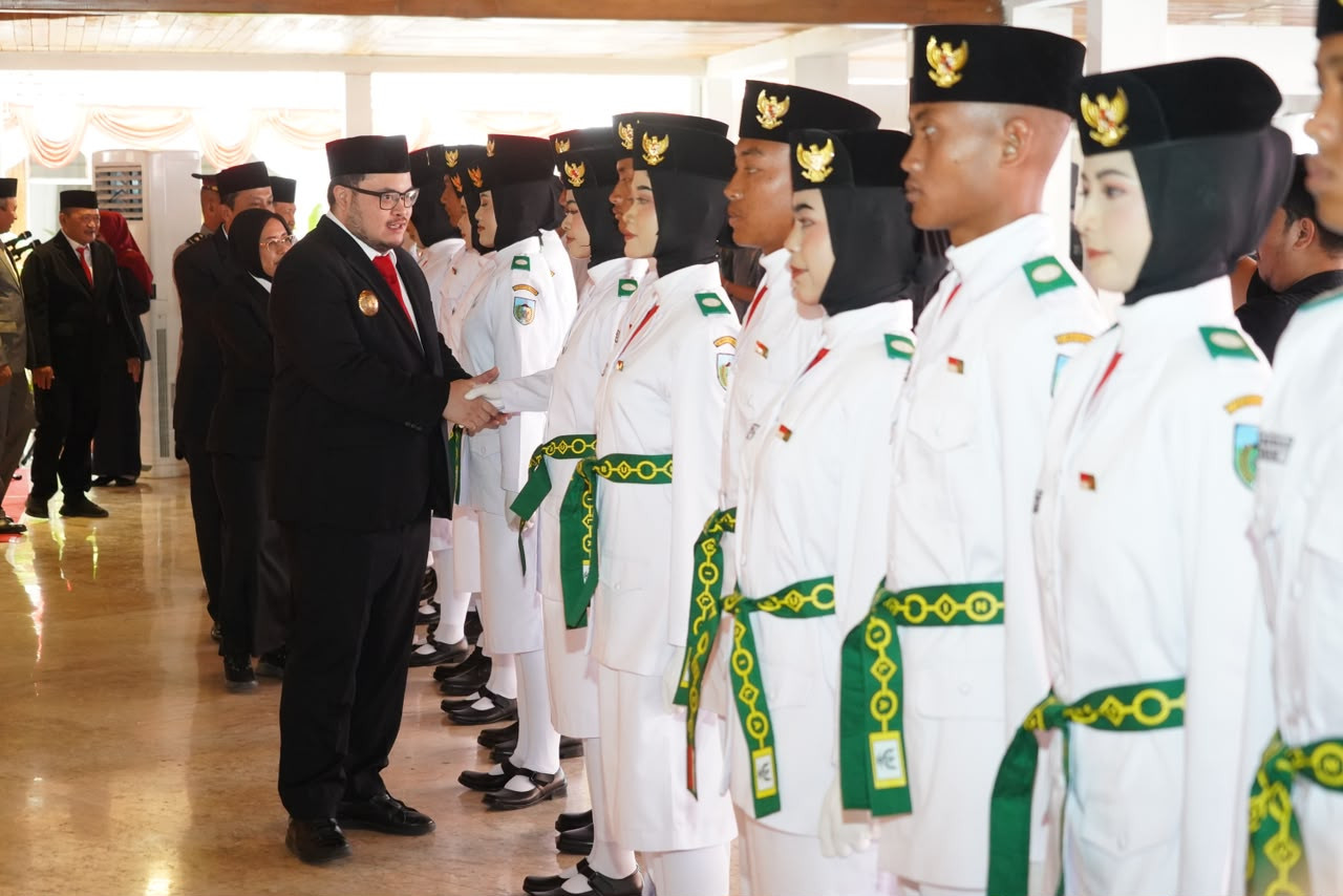 Mas Dhito saat mengukuhkan 75 Pasukan Pengibar Bendera Pusaka Kabupaten Kediri di Pendopo Panjalu Jayati. (Foto: Pemkab Kediri/jatimnow.com)