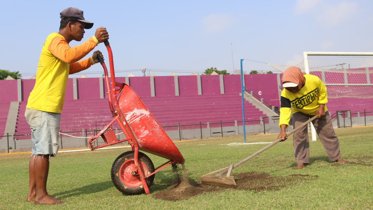Proses pembenahan Stadion Brawijaya Kediri di sisi lapangan. (Foto: Persik Kediri/jatimnow.com)