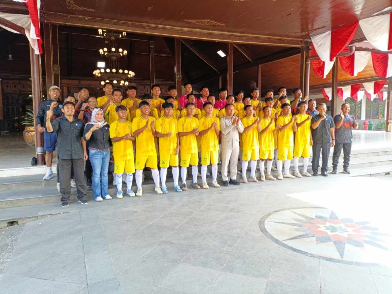 Skuad muda Perseta 1970 Tulungagung saat berpamitan. (Foto:Bramanta/jatimnow.com)