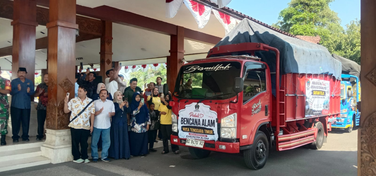 Peternak telur di Blitar Raya saat memberangkatkan bantuan untuk korban bencana NTT. (Foto: Bramanta/jatimnow.com)