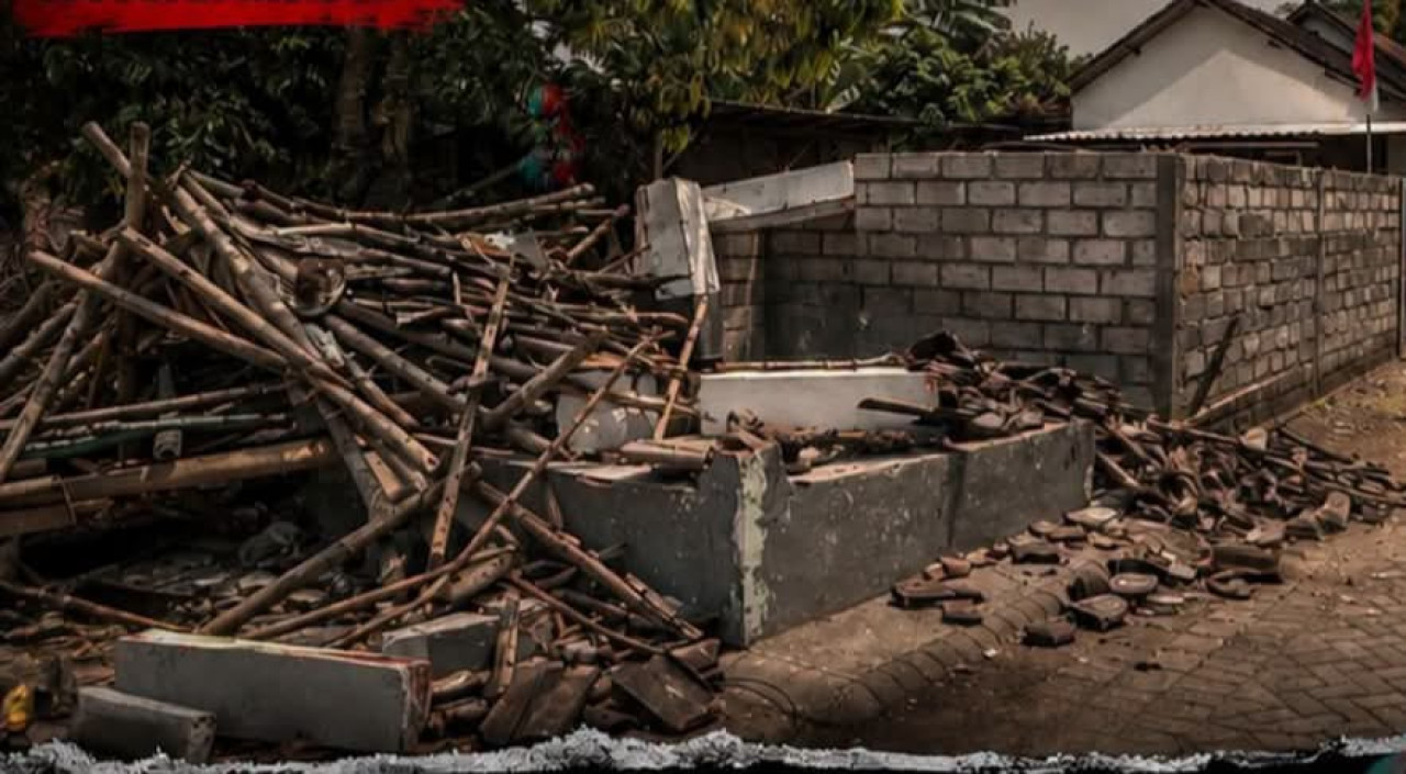Kondisi poskamling di Desa Curah Malang, Kecamatan Rambipuji, Kabupaten Jember usai ditabrak pikap sound horeg. (Foto: Sugianto/jatimnow.com)