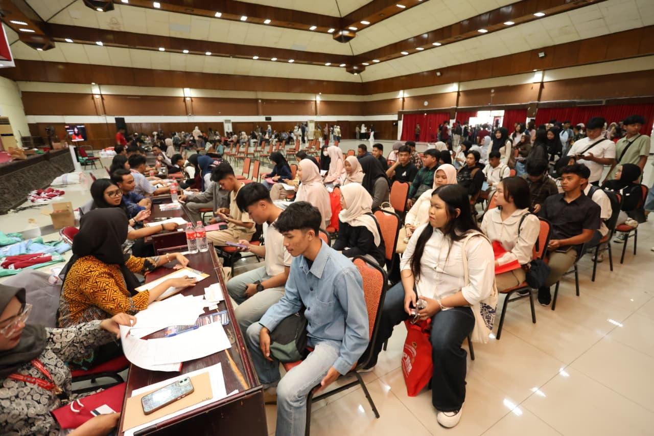 Ribuan mahasiswa baru Untag Surabaya mengambil atribut PKKMB 2026. (Foto: Humas Untag Surabaya for jatimnow.com)