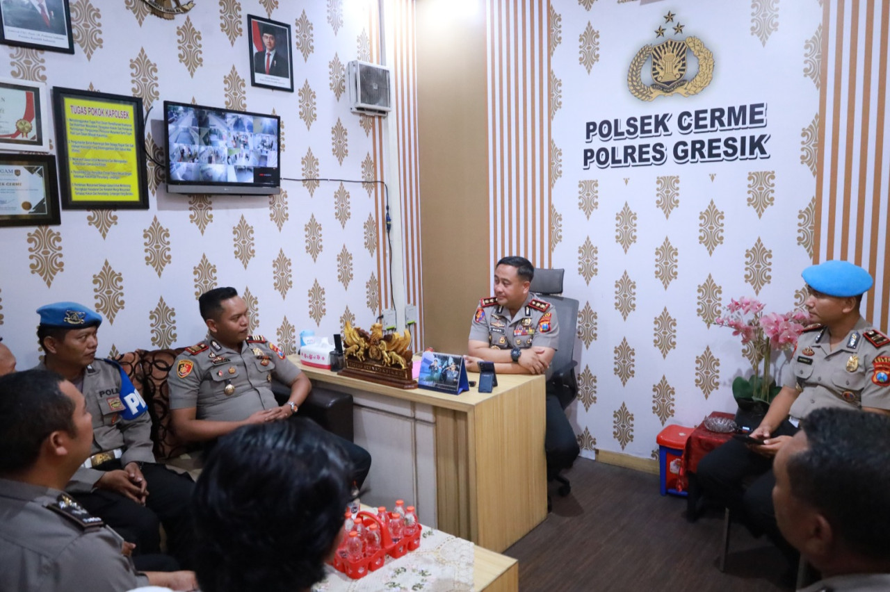 Kapolres Gresik AKBP Ramadhan Nasution, bersama jajaran Seksi Profesi dan Pengamanan (Sipropam) saat melaksanakan mitigasi pelayanan publik di Polsek Cerme. (Foto: Humas Polres Gresik for jatimnow.com)