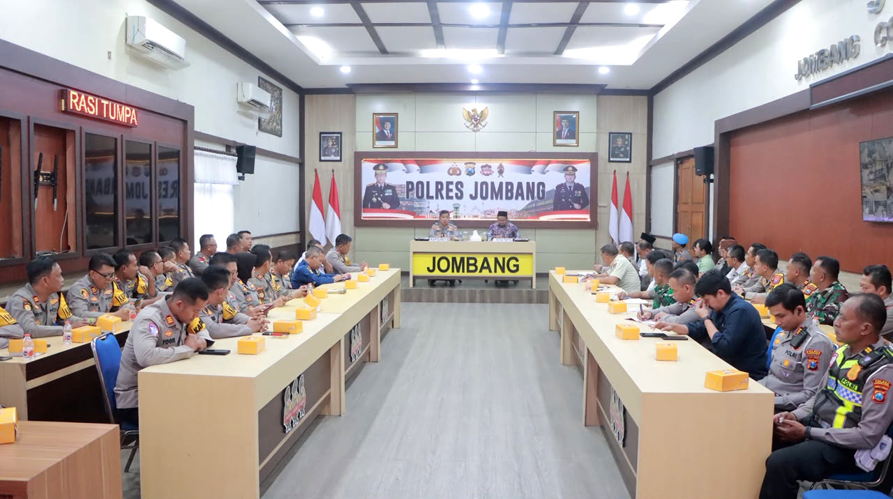 Rapat koordinasi lintas sektoral yang dipimpin Kapolres Jombang AKBP Ardi Kurniawan di Jombang Command Center (JCC) Mapolres Jombang, Rabu (19/8/2026). (Foto/Media Center)