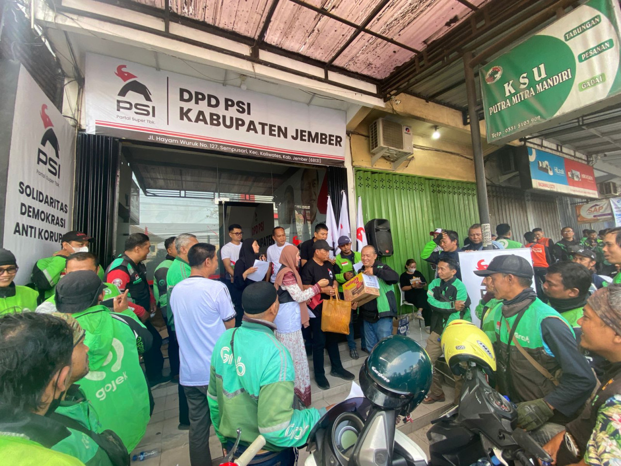 Ratusan ojol saat hadir dalam peresmian kantor DPD PSI Jember. (Foto: Sugianto/jatimnow.com)
