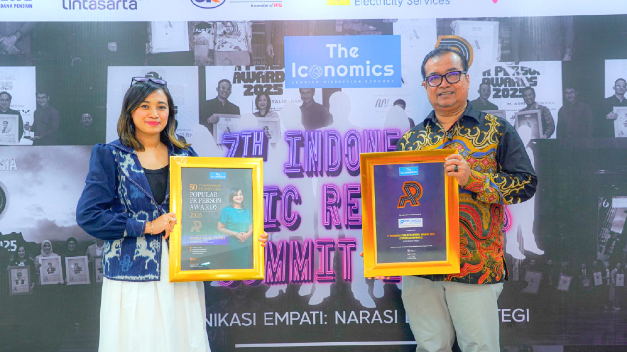 Direktur Utama PTP Nonpetikemas Indra Hidayat Sani dan Fiona Sari Utami menunjukkan penghargaan PR Awards 2026. (Foto: PTP Nonpetikemas for jatimnow.com)
