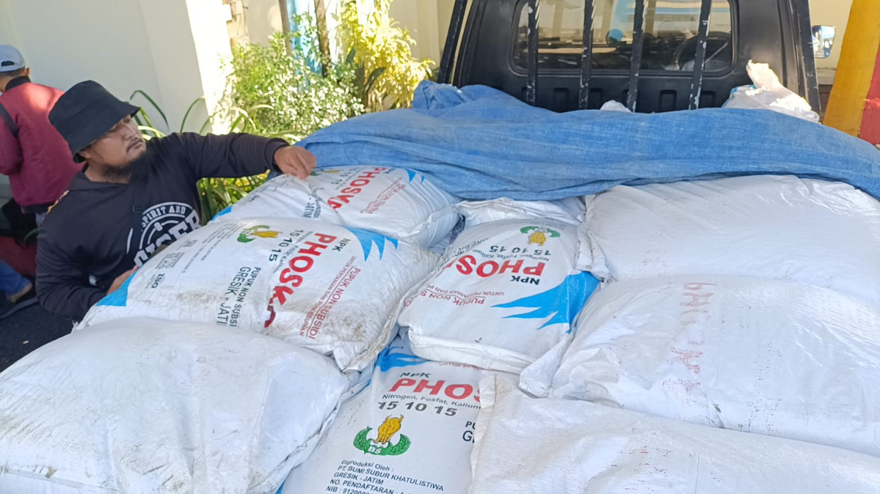 Barang bukti pupuk yang diamankan polisi. (Foto: Bramanta/jatimnow.com)