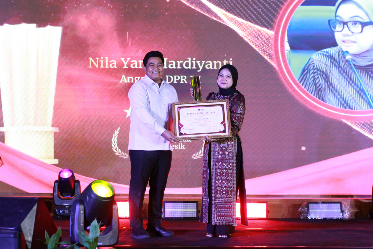 Ketua DPRD Gresik, M. Syahrul Munir saat memberikan penghargaan kepada Nila Yani Hardiyanti Anggota DPR RI sebagai kategori Tokoh Penggerak UMKM Gresik. (Foto: Sahlul.Fahmi/jatimnow.com)