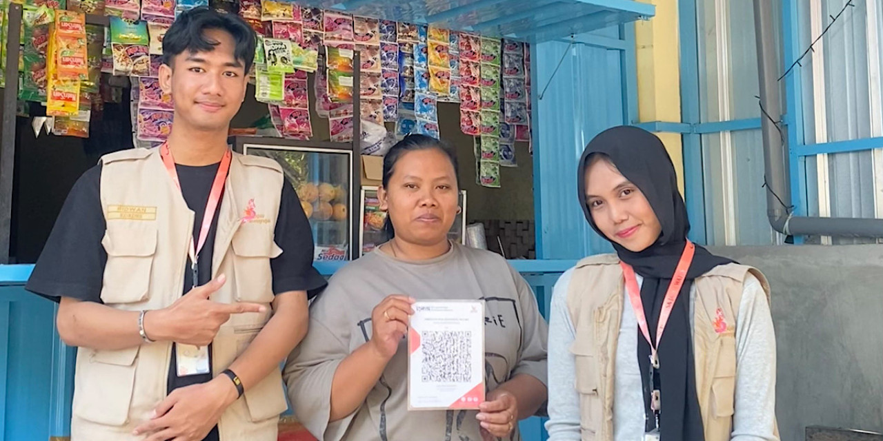 Mahasiswa KKN UB bersama salah satu pelaku UMKM saat pendampingan pembuatan QRIS. (Foto: Istimewa)