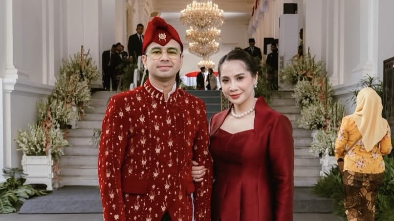 Mengenakan Wdihan Kadiri Satria lengkap dengan iket Jayabhaya, Raffi tampak gagah dalam balutan busana berwarna merah maroon dengan motif khas Kediri. (Foto: Raffi Ahmad/jatimnow.com)