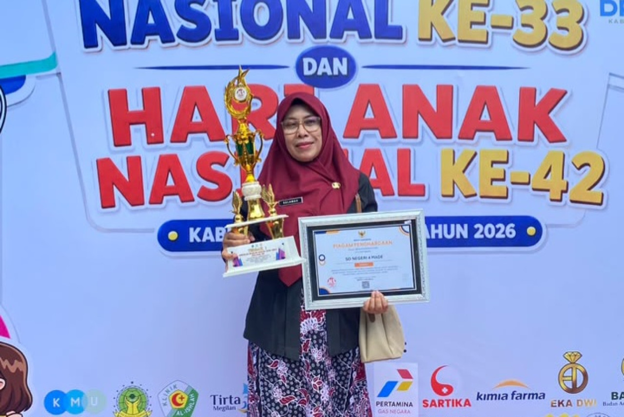 Kepala Sekolah SD Negeri 4 Made, Salamah saat menunjukan penghargaan yang diberikan Bupati Lamongan, Yuhronur Efendi. (Foto : Adyad Ammy Iffansah/jatimnow.com)