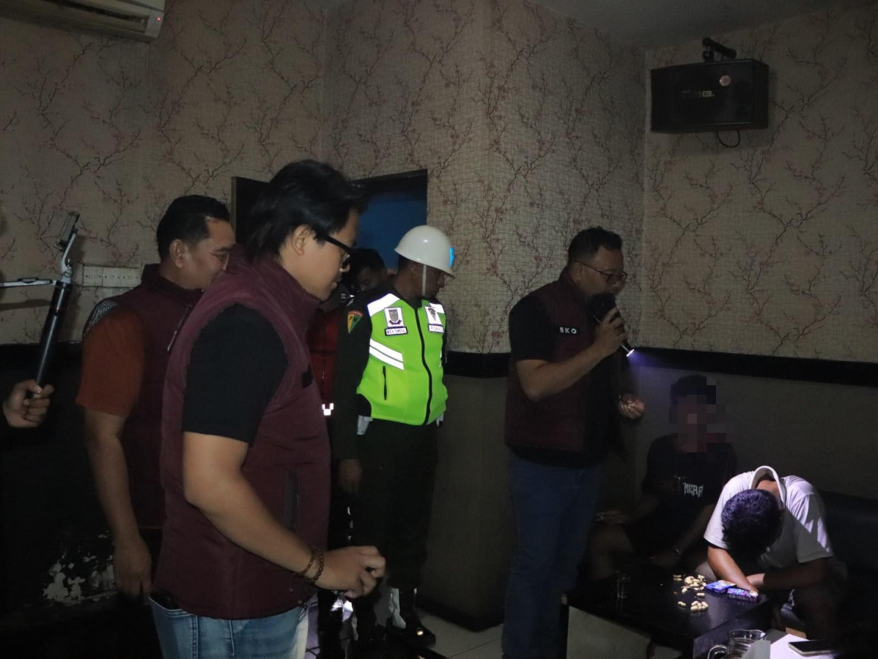 Petugas gabungan saat melakukan razia di salah satu tempat hiburan malam di Kabupaten Ponorogo. (Foto: Humas Polres Ponorogo for jatimnow.com)